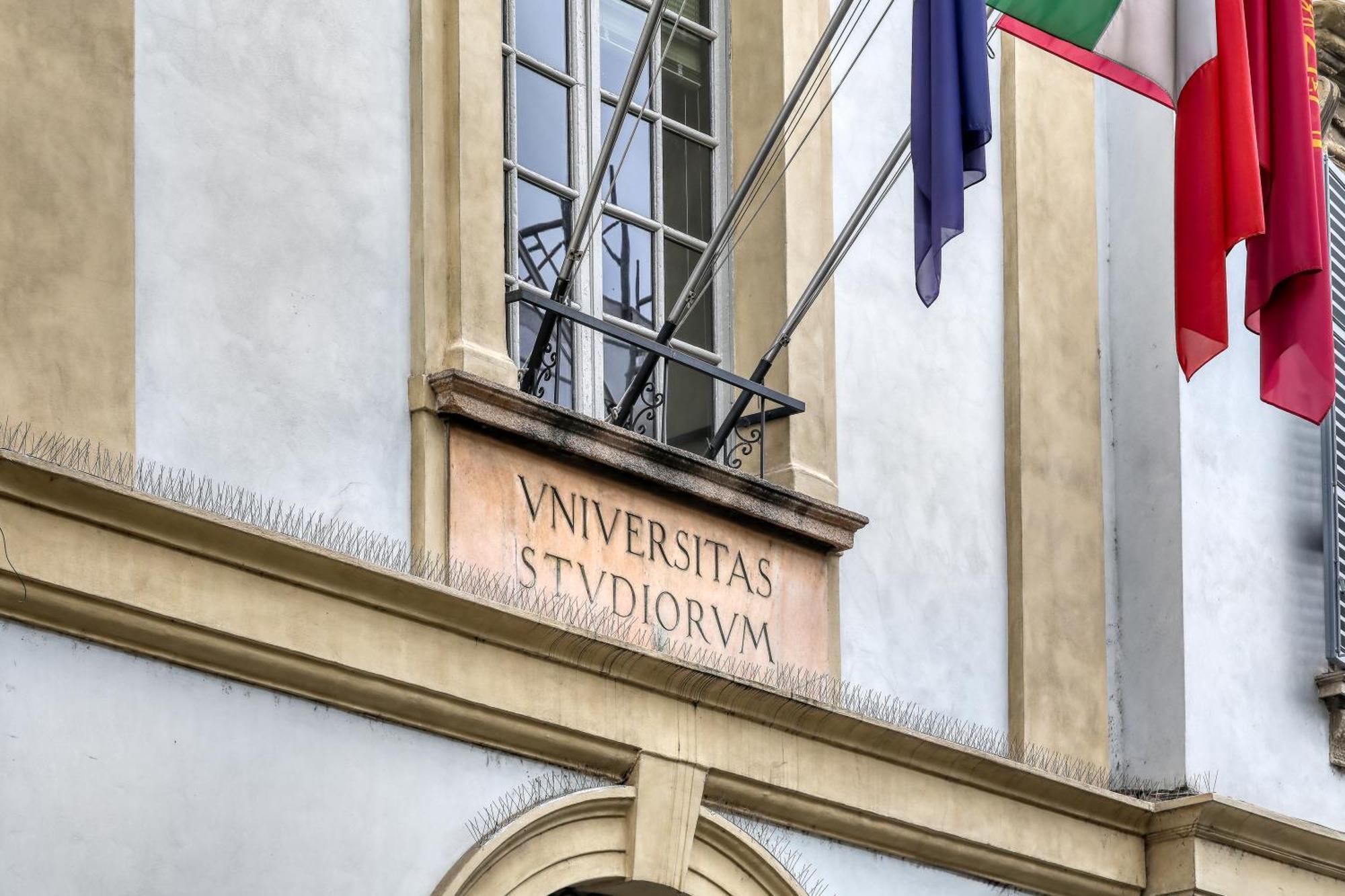 Suite Angolo Alla Stazione - Appartamento Con Terrazzo Panoramico パヴィーア エクステリア 写真